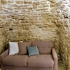 Zdjęcie z Włoch - kanapa telewizyjna w kamiennym "salonie"