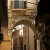 Zdjęcie z Włoch - niezliczone ilości starych bram, wiekowych łuków, arkad - oto Bari właśnie! 