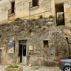 Zdjęcie z Włoch - jaskinie zaadoptowane na nowoczesne domy