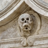 Zdjęcie z Włoch - detale większości kościołów w Materze często symbolizują śmierć