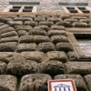 Zdjęcie z Włoch - fragmenty Wezuwiusza na elewacji Palazzo Como - muzeum Gaetano Filangieri