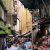 Zdjęcie z Włoch - Spaccanapoli -  jest prostą i wąską ulicą, która przecina stare, zabytkowe centrum  Neapolu