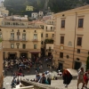 Zdjęcie z Włoch - widok na gwarny Piazza Flavio Gioia z perspektywy schodów katedralnych