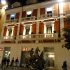 Zdjęcie z Włoch - Cosenza w wieczornej iluminacji i rzeźba Muzeum Bilotti: Św. Jerzy i smok, Salvadora Dali