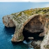 Zdjęcie z Malty - widok z góry na słynny łuk skalny nad Blue Grotto