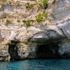 Zdjęcie z Malty - na dole tych grot zamieszkują koralowce