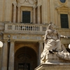 Zdjęcie z Malty - Królowa Victoria dumnie patrząca spod Biblioteki Narodowej