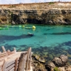 Zdjęcie z Malty - wody szmaragdowej Anchor Bay z perspektywy wioski Sweetheaven