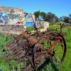 Zdjęcie z Australii - Stare maszyny rolnicze w ruinach Pingle Farm