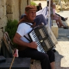 Zdjęcie z Malty - gorący dzień, Pańcio w cieniu gra lokalne kawałki... pięknie jest...