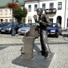 Zdjęcie z Polski - Pomnik Antoniego Cierplikowskiego na sieradzkim Rynku.