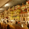 Zdjęcie z Polski - szopka zajmuje całą ścianę chaty; mierzy ponad 5 m długości; figurki poruszane są dzięki