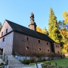 Zdjęcie z Polski - w centrum wioski stoi zabytkowy drewniany kościółek Św. Józefa z 1740 roku