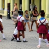 Zdjęcie z Kuby - dzieciaczki z podstawówki w buraczkowych mundurkach