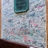 Zdjęcie z Kuby - ściany przy Bodeguitcie są umazane podpisami ludzi z całego świata...