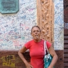 Zdjęcie z Kuby - Pani pilnuje ścian, żeby już nie podchodzili z długopisami