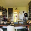 Zdjęcie z Kuby - gabinet Hemingwaya i jego przeogromne biurko, ale 
