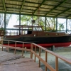 Zdjęcie z Kuby - słynna łódź pisarza "El Pillar" stoi w ogrodowym hangarku 