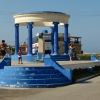 Zdjęcie z Kuby - jedyną pamiatką jest popiersie pisarza stojące po środku