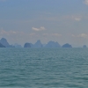 Zdjęcie z Tajlandii - W oddali skaliste wysepki zatoki Phang-nga