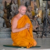 Zdjęcie z Tajlandii - W swiatyni na dole - mnich chyba bialy (!)