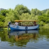 Zdjęcie z Czarnogóry - na pełne wody jeziora wypływa się najpierw wąskimi kanałami 