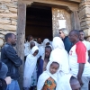 Zdjęcie z Etiopii - przed kościelnym murem