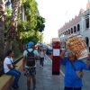 Zdjęcie z Meksyku - Pan targa przeróżne chipsy i chrupki;  może komuś chrupka? 