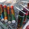 Zdjęcie z Meksyku - jakieś malowane, drewniane instrumenty bębenkowe