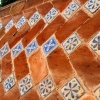 Zdjęcie z Meksyku - detal terakotowych cegiełek i kafelków talavera
