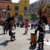 Zdjęcie z Meksyku - a tymczasem przy Zocalo zaczynają się występy tancerzy Concheros 