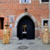 Zdjęcie z Polski - Przy wejściu na dziedziniec wita gości król Zygmunt III Waza i królewna Anna Wazówna