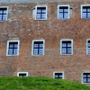Zdjęcie z Polski - Ściany z czerwonej cegły z mnóstwem okien...
