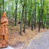 Zdjęcie z Polski - po drodze - aleja z drewnianymi rzeźbami królów i władców.... 