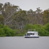 Zdjęcie z Australii - Mija nas plynacy powoli maly houseboat