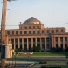 Zdjęcie ze Stanów Zjednoczonych - Miasto Gary, Indiana i budynek Ratusza, widziany z pociągu.