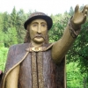 Zdjęcie z Polski - na zewnątrz, w ogródku stoi wielki  "stary Góral" autorstwa Pana Madeja