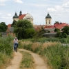 Zdjęcie z Polski - Z jazu schodzimy na polną drogę – wspaniałe miejsce do spacerów.