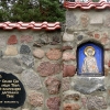 Zdjęcie z Polski - Grabarka. Parkujemy obok kamiennego muru otaczającego sanktuarium.
