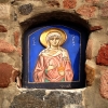Zdjęcie z Polski - Uwagę przyciąga umieszczona w ogrodzeniu ikona. 
