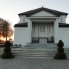 Zdjęcie z Polski - Z tyłu kościoła znajduje się ołtarz polowy.