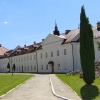 Zdjęcie z Polski - Pięknie odnowione są budynki klasztorne.