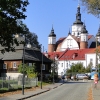 Zdjęcie z Polski - A to - dla porównania - letni widok na klasztor i Dom Ogrodnika z ul. Konarskiego.