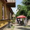 Zdjęcie z Polski - "Jarzębinka" mieści się w zabytkowym, drewnianym domu przy głównej ulicy.