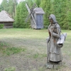 Zdjęcie z Polski - Zaraz po wejściu możemy podziwiać ciekawe, drewniane rzeźby oraz kolejny wiatrak
