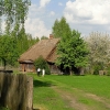 Zdjęcie z Polski - Przechodzimy do kolejnej, pięknej chaty krytej strzechą.
