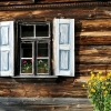 Zdjęcie z Polski - Urocze okienka w towarzystwie letnich kwiatów 😊