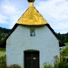 Zdjęcie z Polski - kapliczkaXIX wieczna kapliczka z cebulastą kopułką 