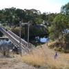 Zdjęcie z Australii - Odbudowany po powodzi wiszacy mostek na Onkaparindze