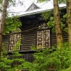 Zdjęcie z Polski - okienka ozdobione drewnianymi ozdobnikami- zamiast witraży, wszystko dłubane w drewnie